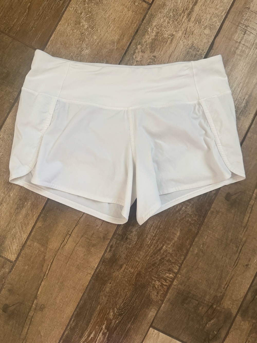 Lululemon Speed Up White Shorts Size 6, 4 Inch inseam, Mid Rise